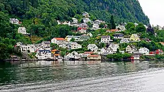 Maisons à Salhus fergekai (no), lieu-dit à Bergen. Juillet 2020.