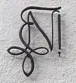 Compas sur le mur de la maison du corps