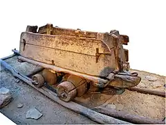 Ancêtre de la berline métallique, entièrement en bois, sur rails de bois, XVIe&nbsp;siècle, Transylvanie.