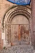 Bernuy : porte dans la cour gothique.