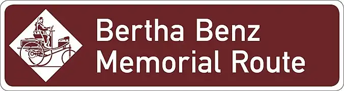 Logo officiel du Bertha Benz Memorial Route, commémorant le record mondial de la plus longue distance parcourue par une automobile, entre Mannheim et Pforzheim en 1888 (104&nbsp;km).