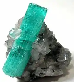 Émeraude, Colombie,4,5×4,5×2,5 cm.
