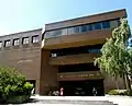 Entrée principale de la bibliothèque Gabrielle-Roy telle que vue entre 1983 et 2019.