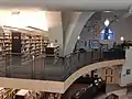 Section des adolescents, à la mezzanine.