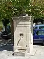 Fontaine sur la place de l'église (sept.&nbsp;2009)