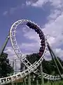 Un des nouveaux trains dans un looping.
