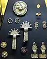 Photo de plusieurs bijoux anciens sur fond de tissu sombre