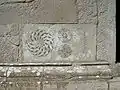 Pierre à peintures (Ve siècle), dans le mur de l'église de Bro (sv)