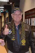 Bill Smitrovich interprète le lieutenant Robert « Bob » Bletcher.