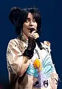 Billie Eilish, qui chante What Was I Made For? sur la bande originale.