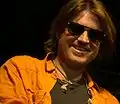 Billy Ray Cyrus interprète Robby Ray Stewart.