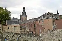 En bas à gauche de cette photo couleur figurent les vestiges du refuge de Bonne-Espérance à Binche (XIIIe – XVIe siècle)