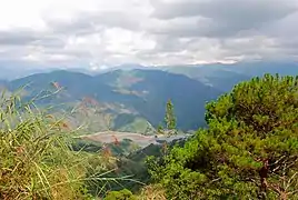 Binga Dam&nbsp;(en) dans le barangay Tinongdan.