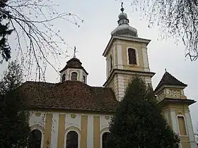 Église entre des Sapins