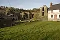 Hauts fourneaux, élévateur à eau et maisons ouvrières.