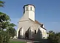 Façade de l'église et clocher octogonal.