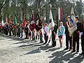 Cérémonie pour le 65e&nbsp;anniversaire de la libération des camps sur le site du Judenlager de Blechhammer. Porte-drapeaux.