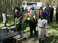 Cérémonie pour le 65e&nbsp;anniversaire de la libération des camps sur le site du Judenlager de Blechhammer. Dépôt de gerbes devant le four crématoire.