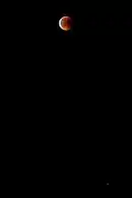 Lune rouge quelques minutes après la totalité avec Mars vue de Berlin en Allemagne à 21&nbsp;h&nbsp;18&nbsp;UTC.