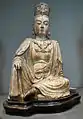 Bodhisattva Avalokiteśvara (Guanyin) assis en position de délassement. Bois avec traces de polychromie, H. 84&nbsp;cm. Début Ming (1368 – 1644). XIVe&nbsp;siècle.