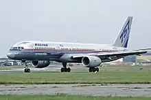 Avion de ligne à deux réacteurs sur une piste d'atterrissage.
