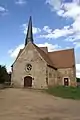 La façade de l'église Notre-Dame d'Aulaines.