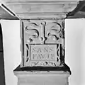 Un vestige retrouvé sur l'emplacement du château (suivre le lien vers Wikimédia Commons pour en découvrir plus).