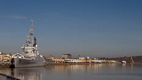 Le croiseur Colbert et le quai des Chartrons.