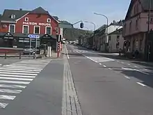 La frontière belgo-luxembourgeoise à la « maison rouge » (Belgique à droite).