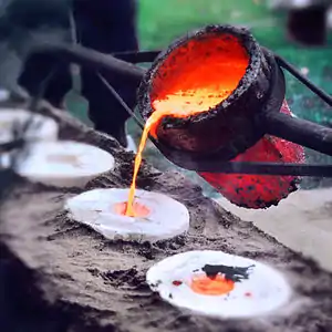 La sculpture en bronze nécessite une fonte du métal à 1 200 °C pour être coulé dans un moule.