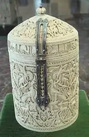 Boîte de Zamora, hauteur : 17,7&nbsp;cm, diamètre : 11&nbsp;cm, ivoire et nielle (daté 964), califat de Cordoue, Musée archéologique national de Madrid.