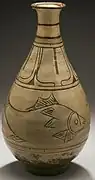 Bouteille au motif de poisson, incisé et gravé. XVe début XVIe&nbsp;siècle. H. 31,4 cm. Musée national de Corée