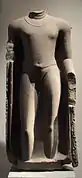 Bouddha. Sarnath. Époque Gupta, fin du Ve&nbsp;siècle. Grès beige. H. 98 L. 44 cm. Musée Guimet