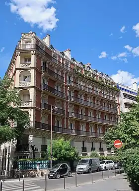 No 14, boulevard Émile-Augier, au croisement avec la rue Gustave-Nadaud.
