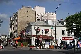 Le bar-tabac « Le Bergerac » (LB), à Bourg-la-Reine (Hauts-de-Seine, Île-de-France), portant le nom de la marque de tabac Bergerac.