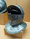 Casque bourguignotte protégeant la tête et le cou.