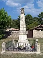 Le monument aux morts près de l'église (août&nbsp;2013)