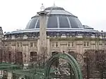 Bourse de commerce de Paris et la colonne Médicis.