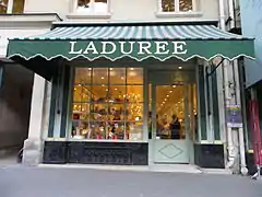 La Maison Ladurée au no 16.