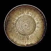 Coupe phénicienne à motifs égyptisants, IXe – VIIIe&nbsp;siècle. Bronze découvert à Nimrud. British Museum.