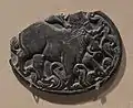 Couvercle de boîte avec un taureau.Gandhara. Ve – VIe&nbsp;siècle. Schiste brun grenu, H. 7&nbsp;cm. Met.