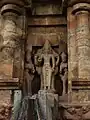 Brahma. Niche centrale, mur Nord du déambulatoire qui entoure le sanctuaire. Bouche d'écoulement des offrandes rituelles depuis le linga .