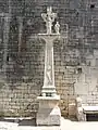Croix sculptée.