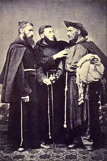 photographie de trois frères mendiants en habits religieux