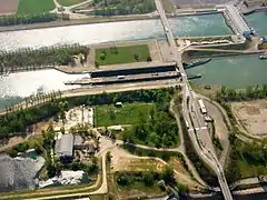 Centrale hydroélectrique de Vogelgrun en arrière-plan et l'écluse double au 1er plan.