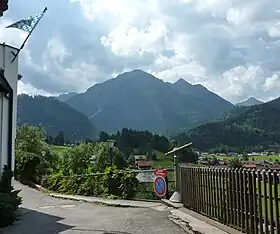 Vue du Breitenberg, du Rotspitze (de) et de l'Entschenkopf (de g. à d.) depuis le village de :Bad Oberdorf (de).