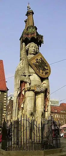 Statue de Roland debout à Brême, il tient son épée avec sa main droite. Son bouclier se trouve côté gauche de sa poitrine, penché.