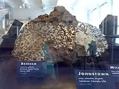 Coupe de la pallasite Brenham (en), trouvée aux États-Unis (en).