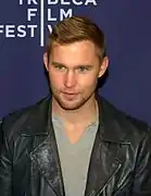 Brian Geraghty interprète l'officier Sean Roman