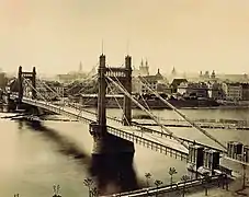 Un pont à haubans. La ville de Prague en arrière-plan.
